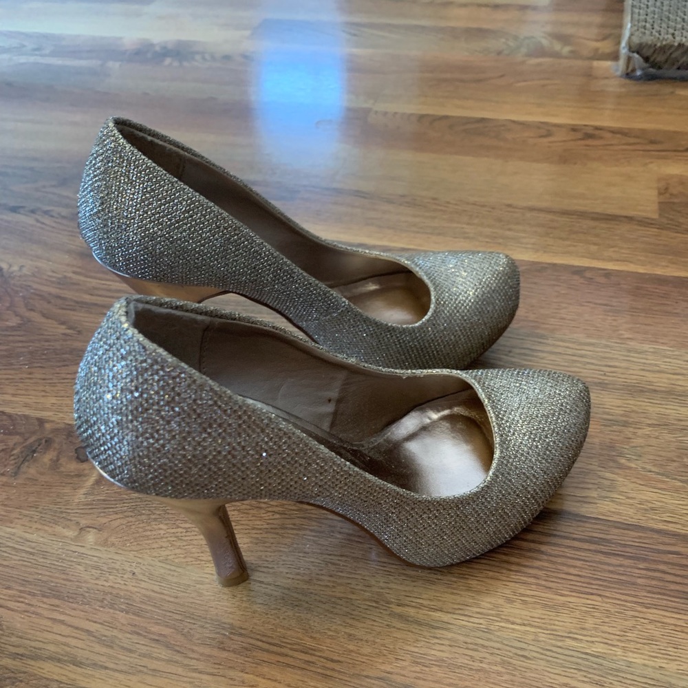 Pretty Gold, Sparkly Pumps- Size 6.5